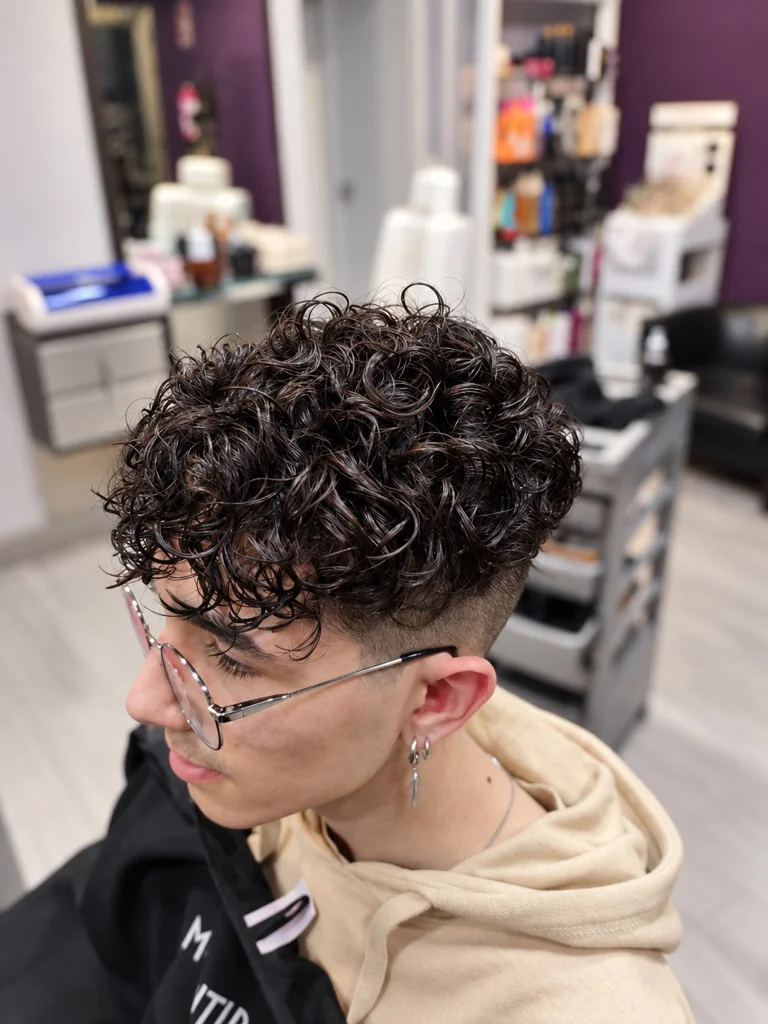 Corte masculino con moldeado de rizos definidos — Peluquería Ana Boiro