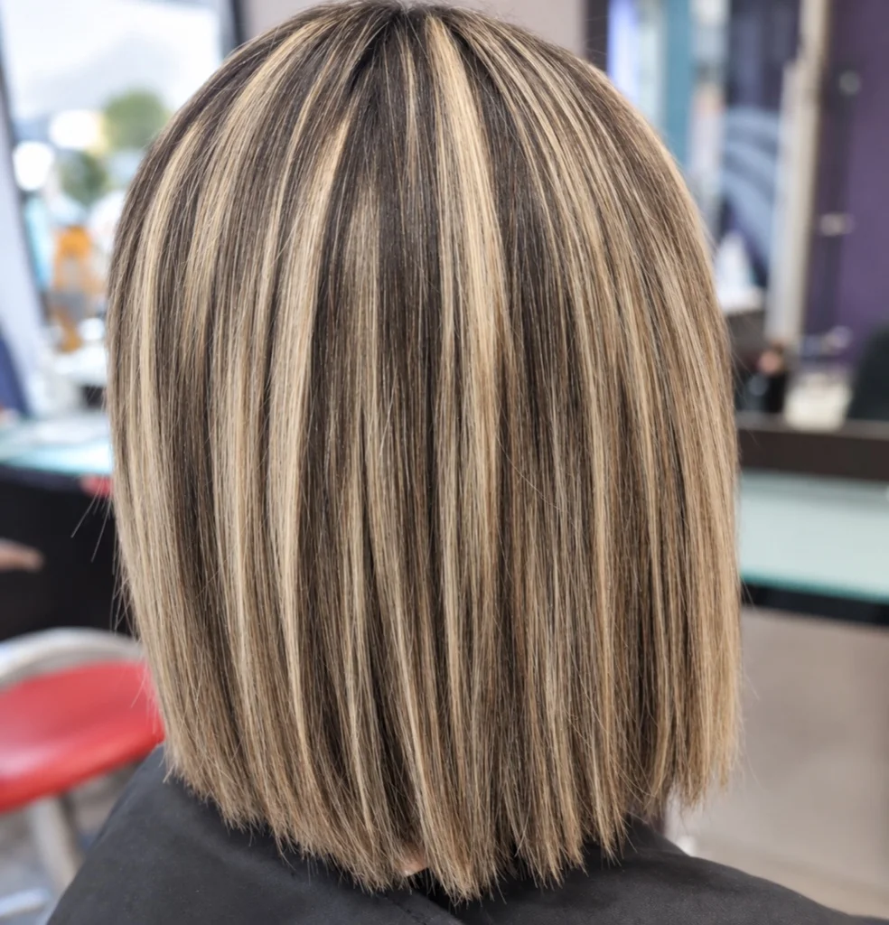 Media melena con mechas rubias luminosas — Peluquería Ana Boiro