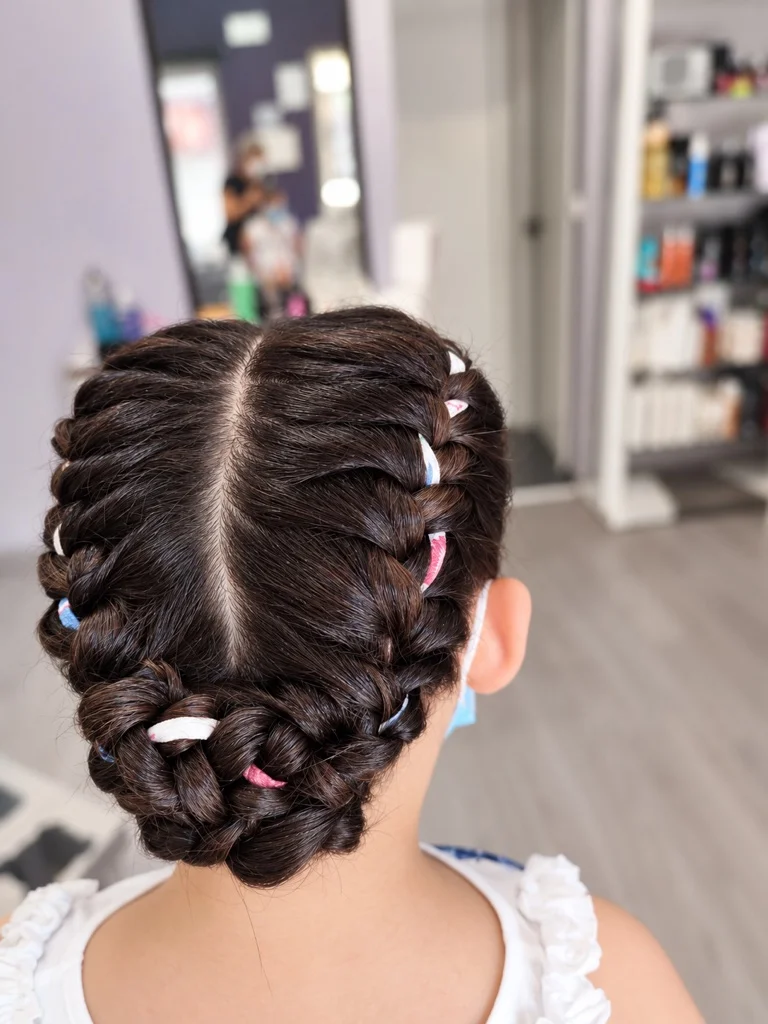 Recogido trenzado infantil para evento