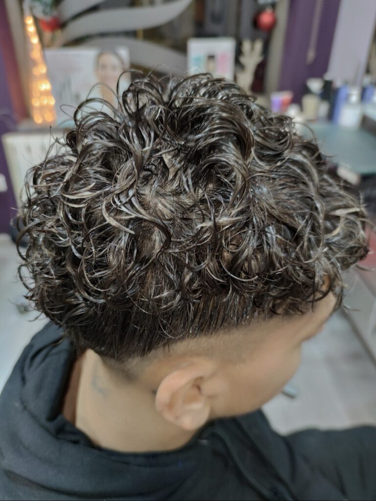 hombre rizos después