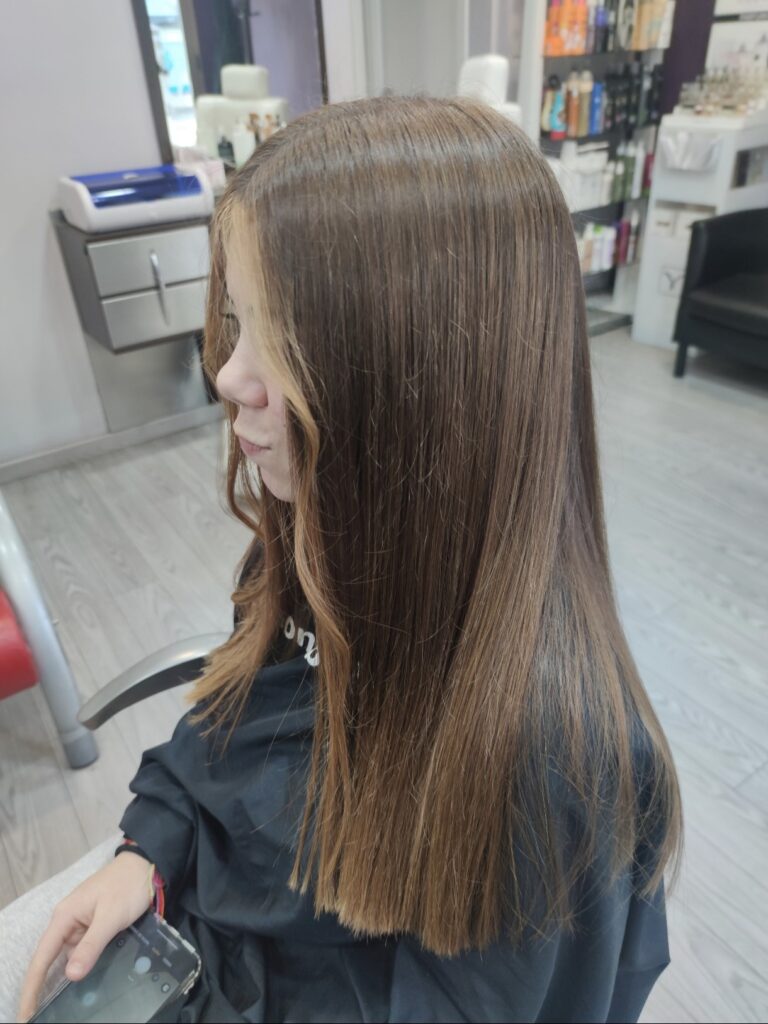 Matizado de mechas y alisado de melena larga con acabado brillante en Peluquería Ana Boiro