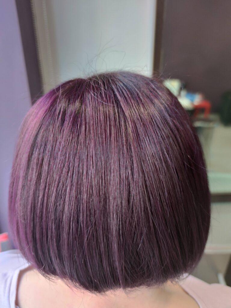 Corte bob liso color berenjena en Peluquería Ana Boiro