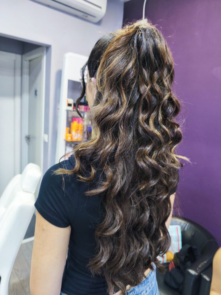 Cola alta en melena larga con ondas sueltas y volumen en Peluquería Ana Boiro