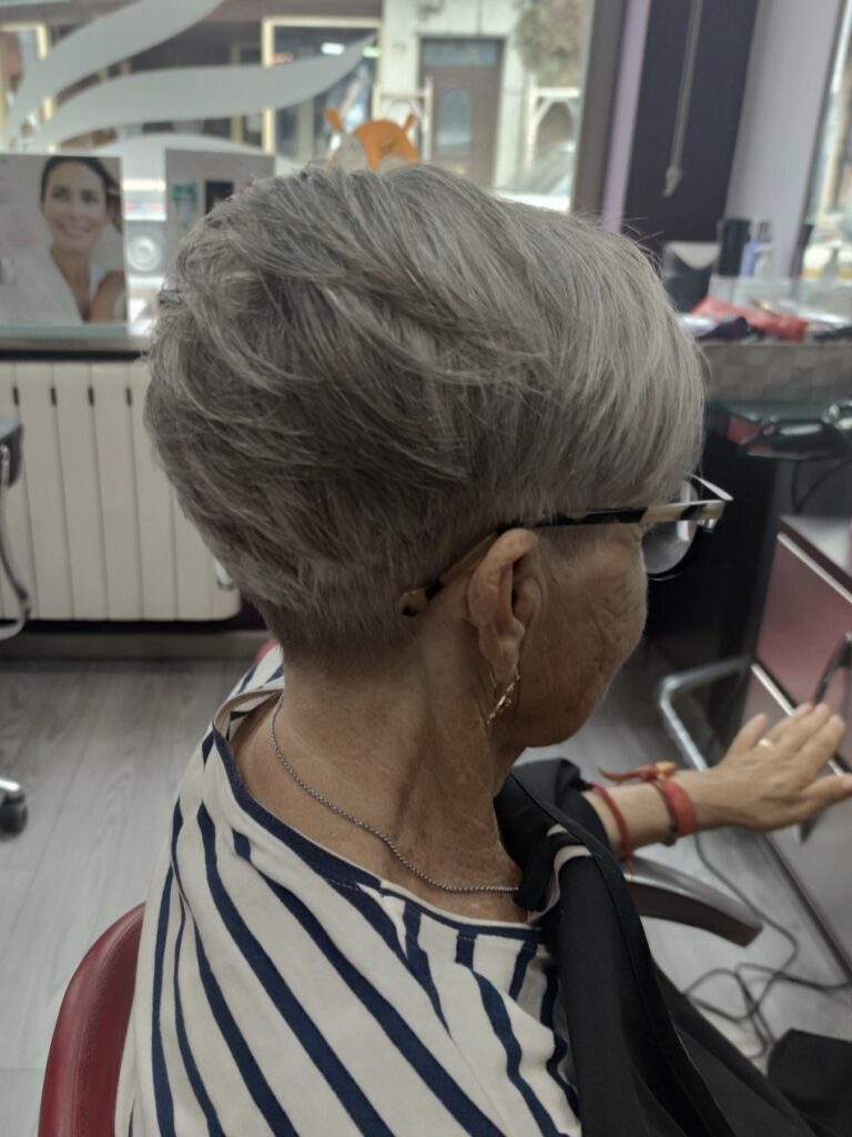 Corte mujer corto color gris plata en Peluquería Ana Boiro