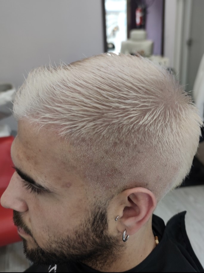 Corte de chico rubio platino en Peluquería Ana Boiro