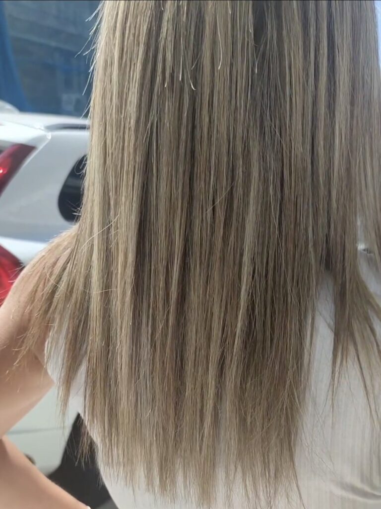Enzimoterapia en melena larga con mechas rubias y raíz natural en Peluquería Ana Boiro