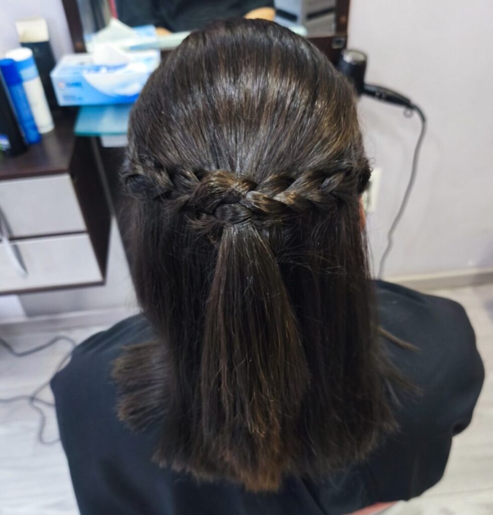 Media melena con trenza trasera elegante en Peluquería Ana Boiro