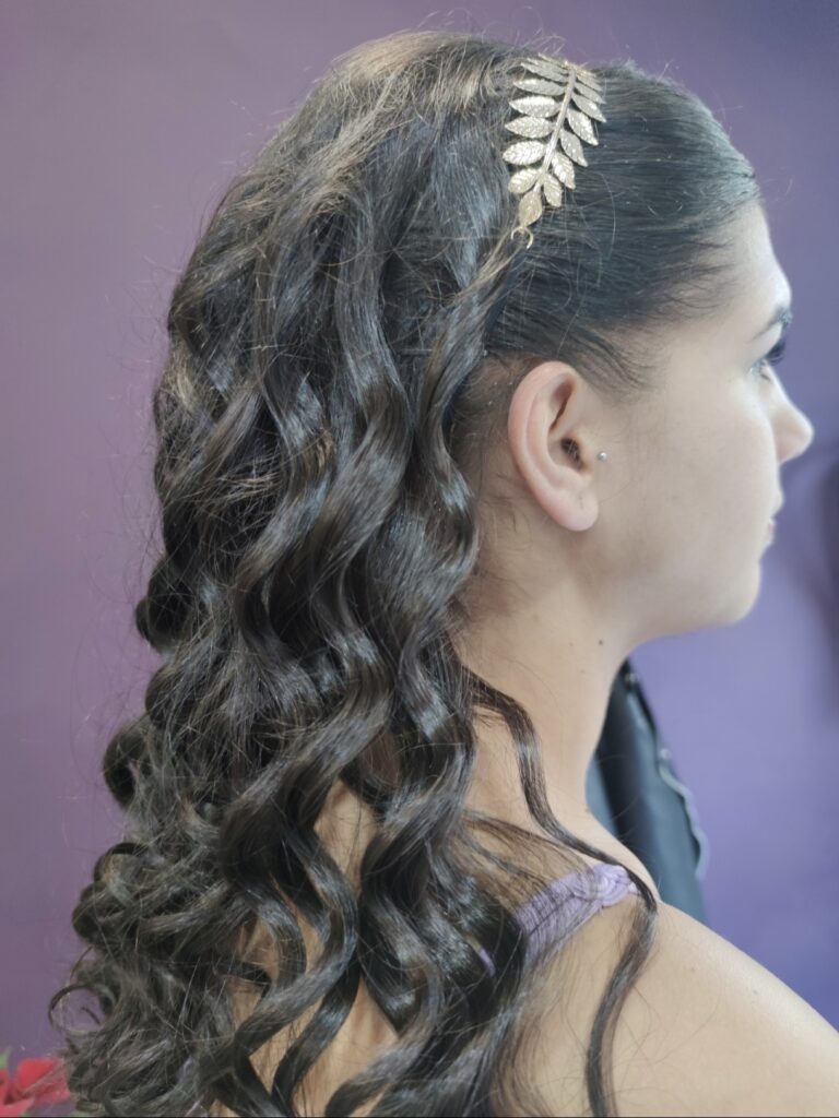 Ondas largas con accesorio dorado en Peluquería Ana Boiro