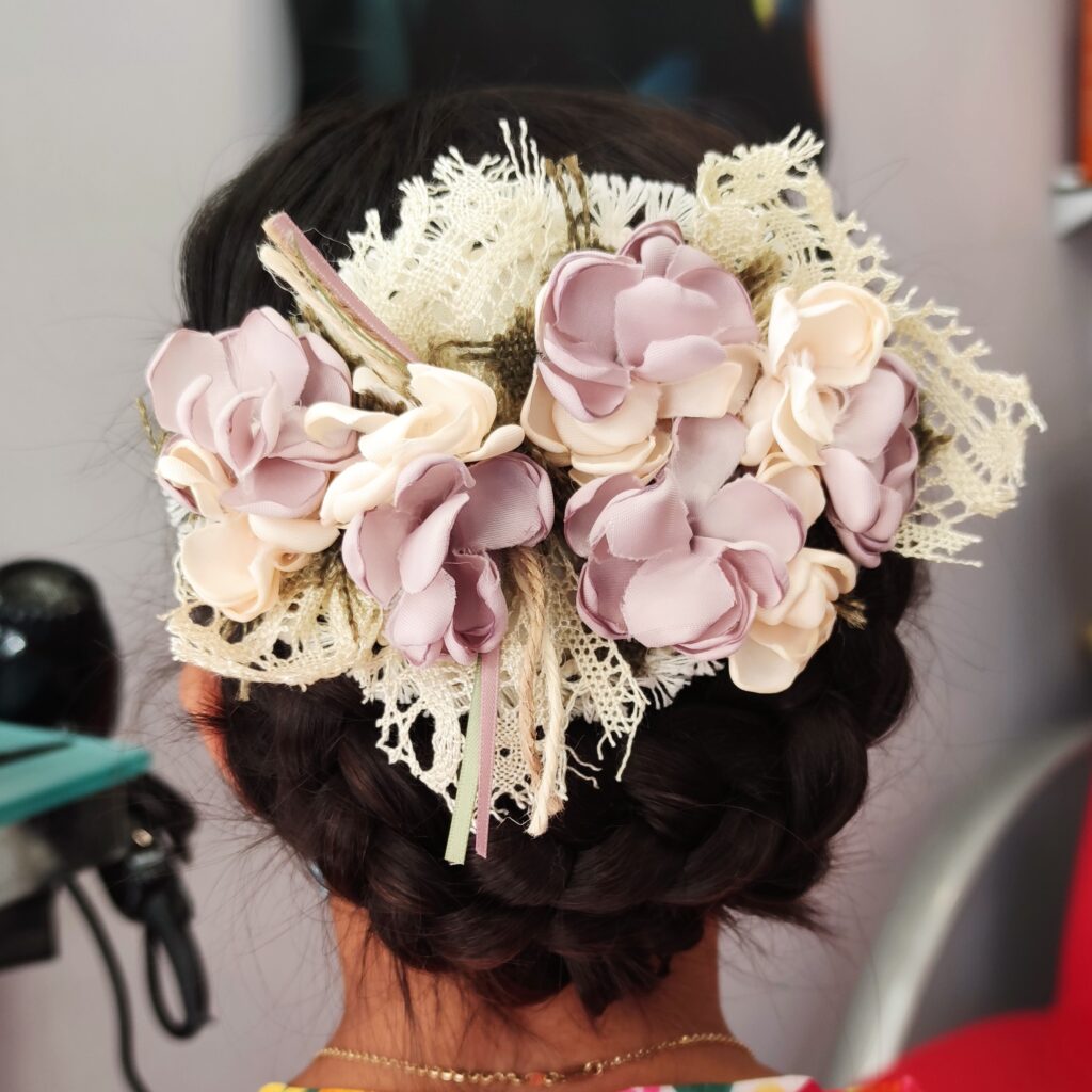 Recogido elegante con adorno floral grande en Peluquería Ana Boiro