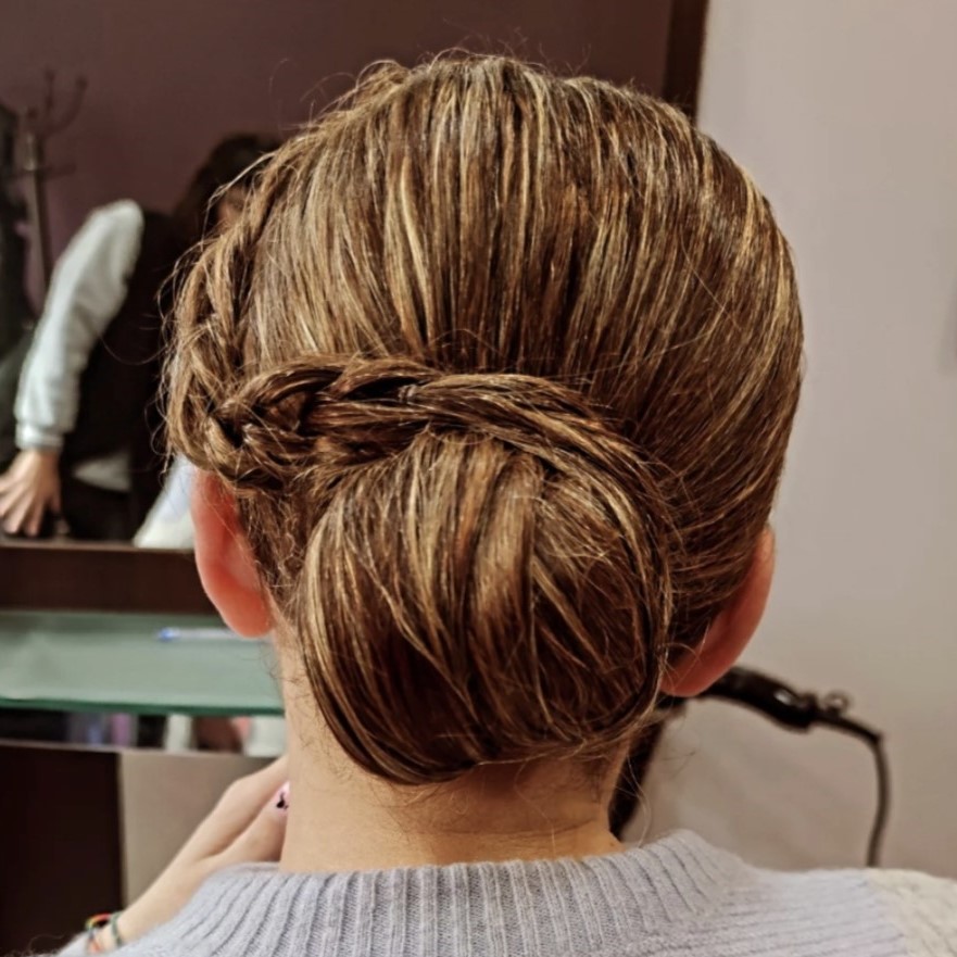 Recogido bajo trenzado elegante en Peluquería Ana Boiro