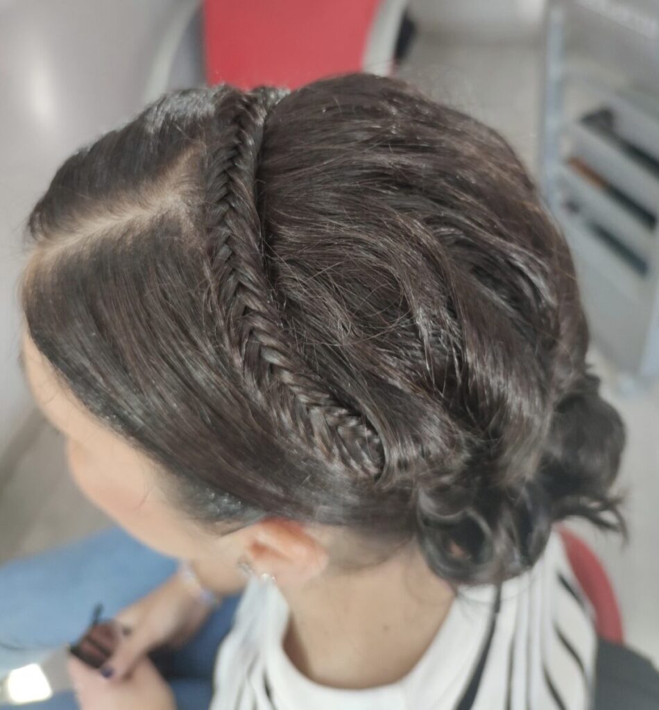 Recogido elegante con trenza lateral en Peluquería Ana Boiro