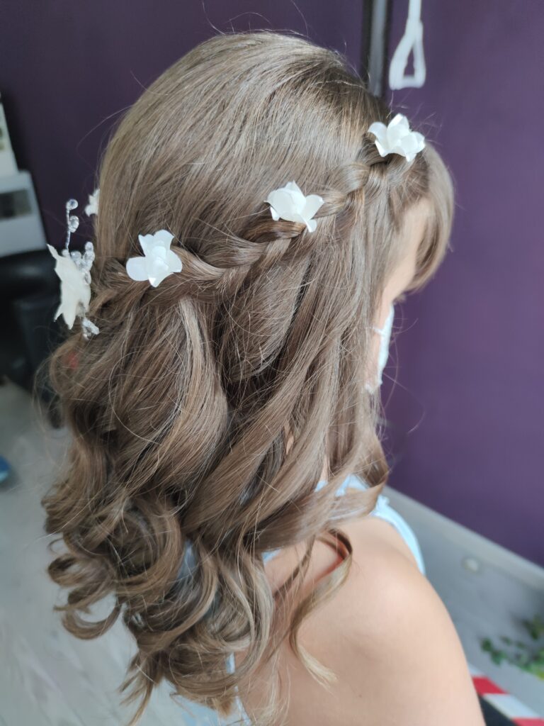 Recogido de comunión con corona de flores blancas en Peluquería Ana Boiro