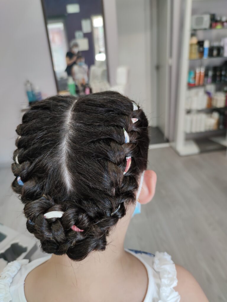 Recogido trenzado infantil para comunión en Peluquería Ana Boiro