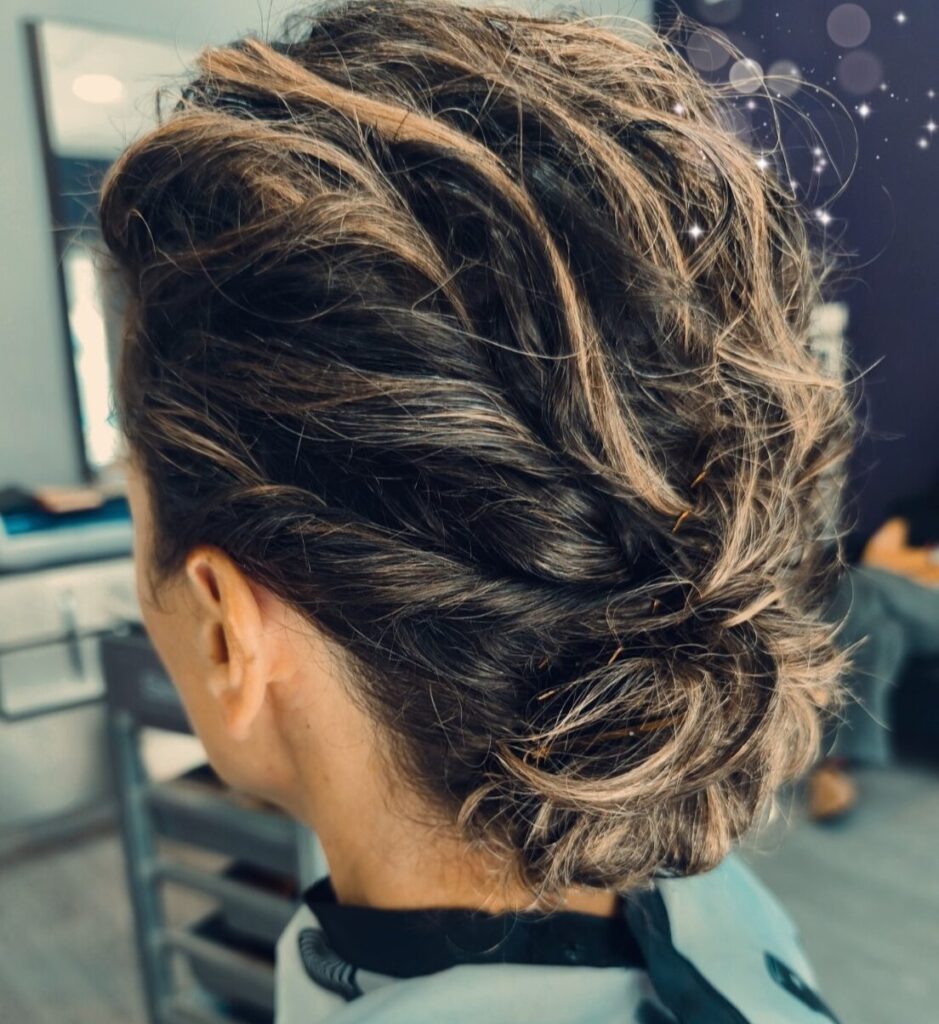 Recogido moderno con textura y volumen en Peluquería Ana Boiro