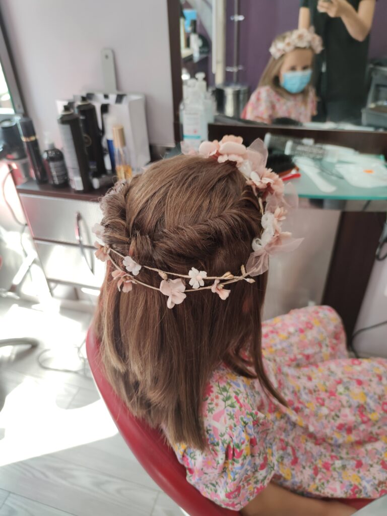 Semirecogido con trenza y flores para comunión en Peluquería Ana Boiro